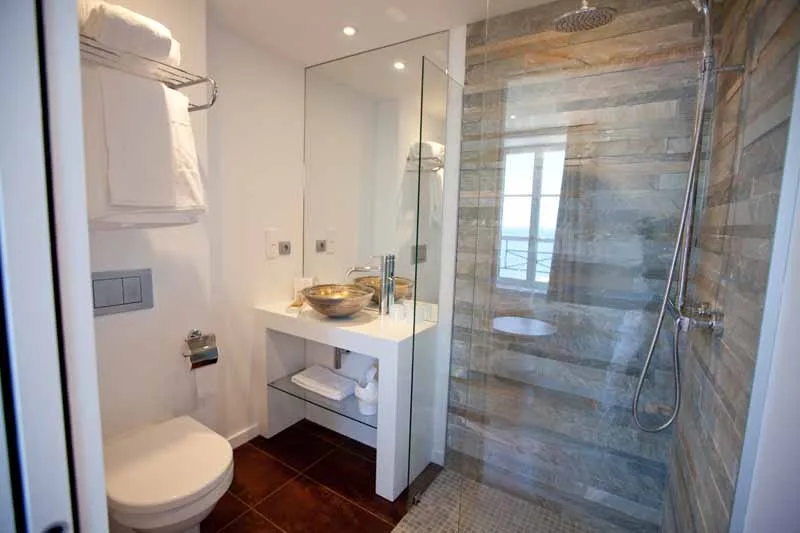 almodovarurville-nacqueville-hr-le-landemer-chambre12-sdb