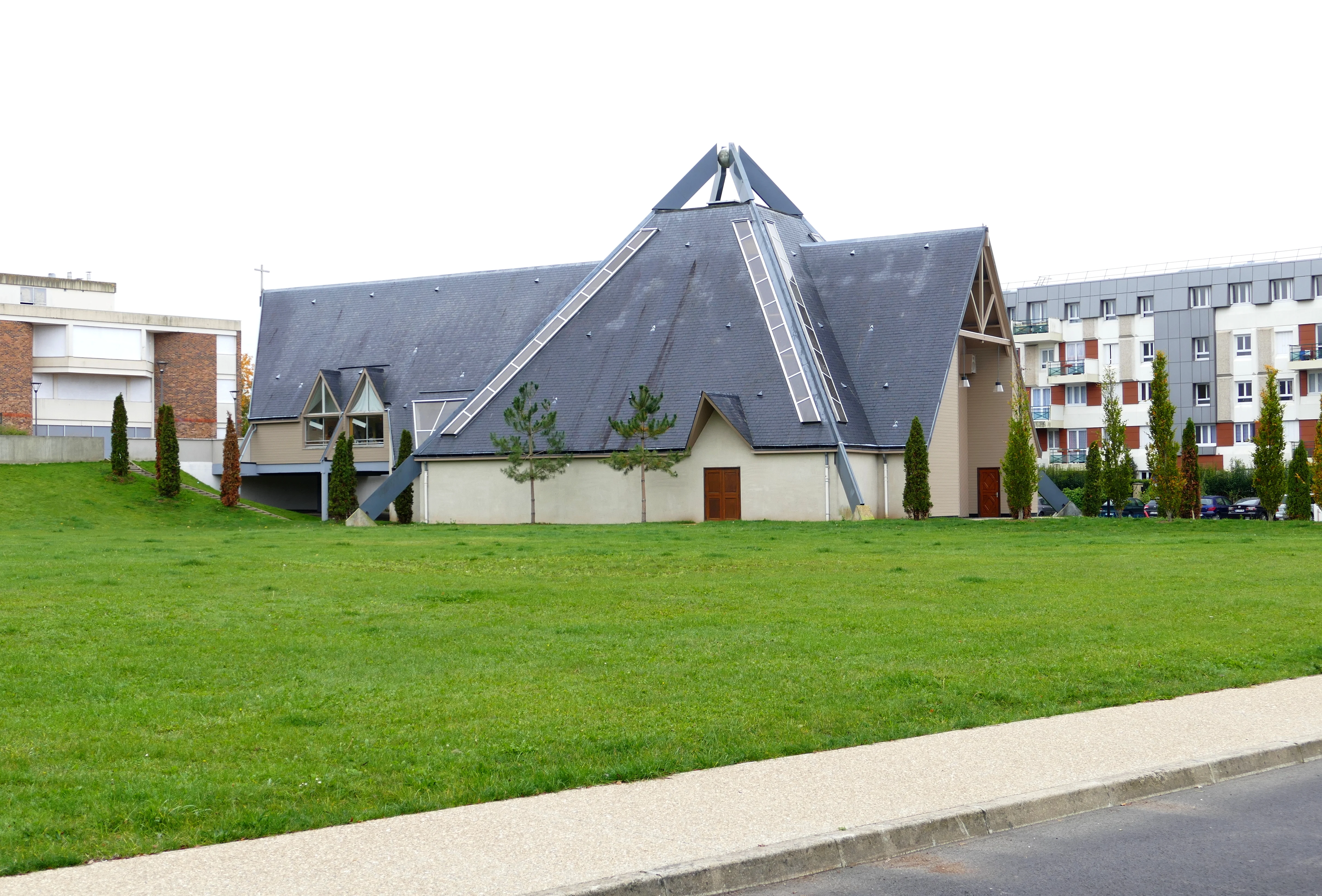 Val de Reuil l'église 2020.jpg