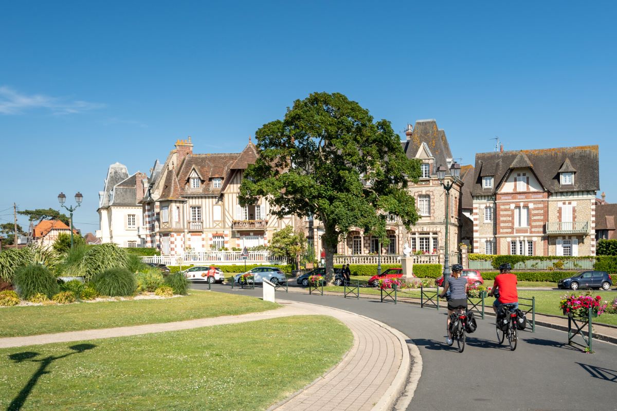 Emmanuel_BerthierVelo_dans_les_rues_de_Cabourg-EV4-Emmanuel_Berthier-5256-1600px
