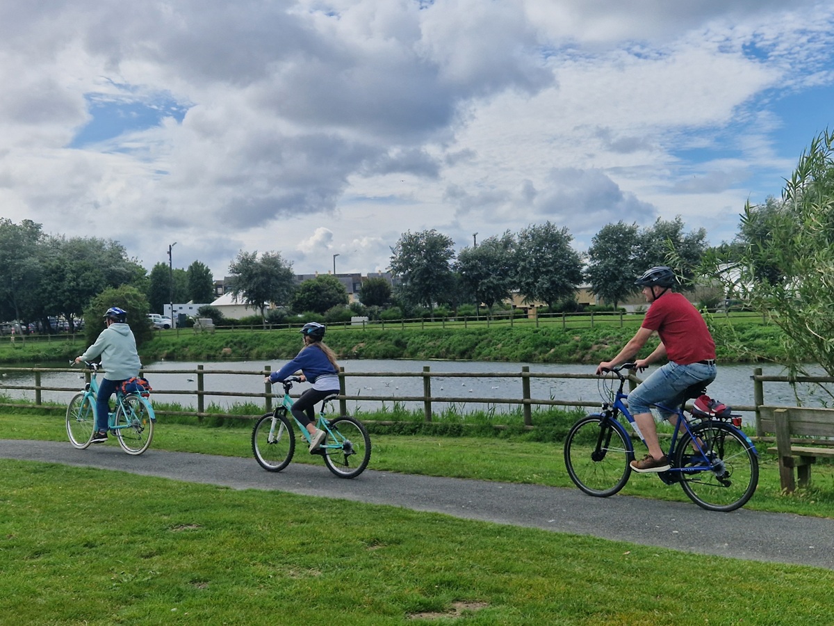 nathalie Papouinvelo-en-famille-parc-de-l-edit-courseulles-credit-nathalie-papouin
