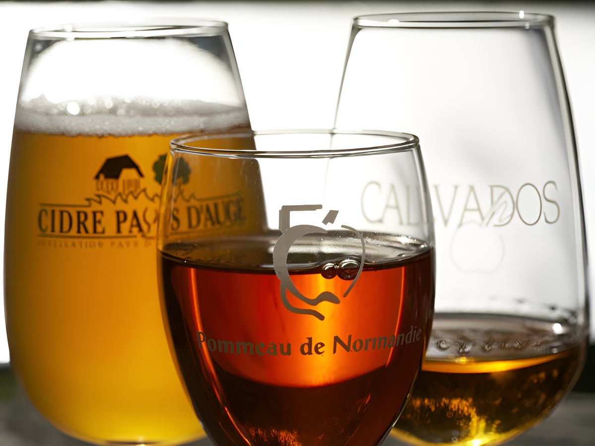 JP GratienVerres de calvados, cidre et pommeau