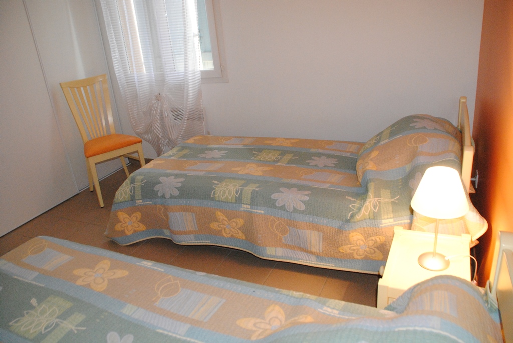 OT Mugron - Gîtes de FranceVieux Port Maremne - chambre 2lits 1pers (2)
