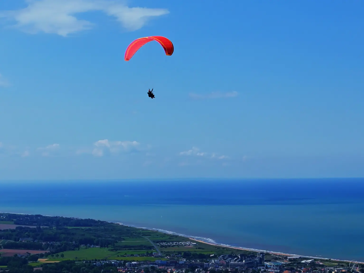 Plaine Altitudevol-en-parapente-au-dessus-de-la-mer-a-bernieres-sur-mer
