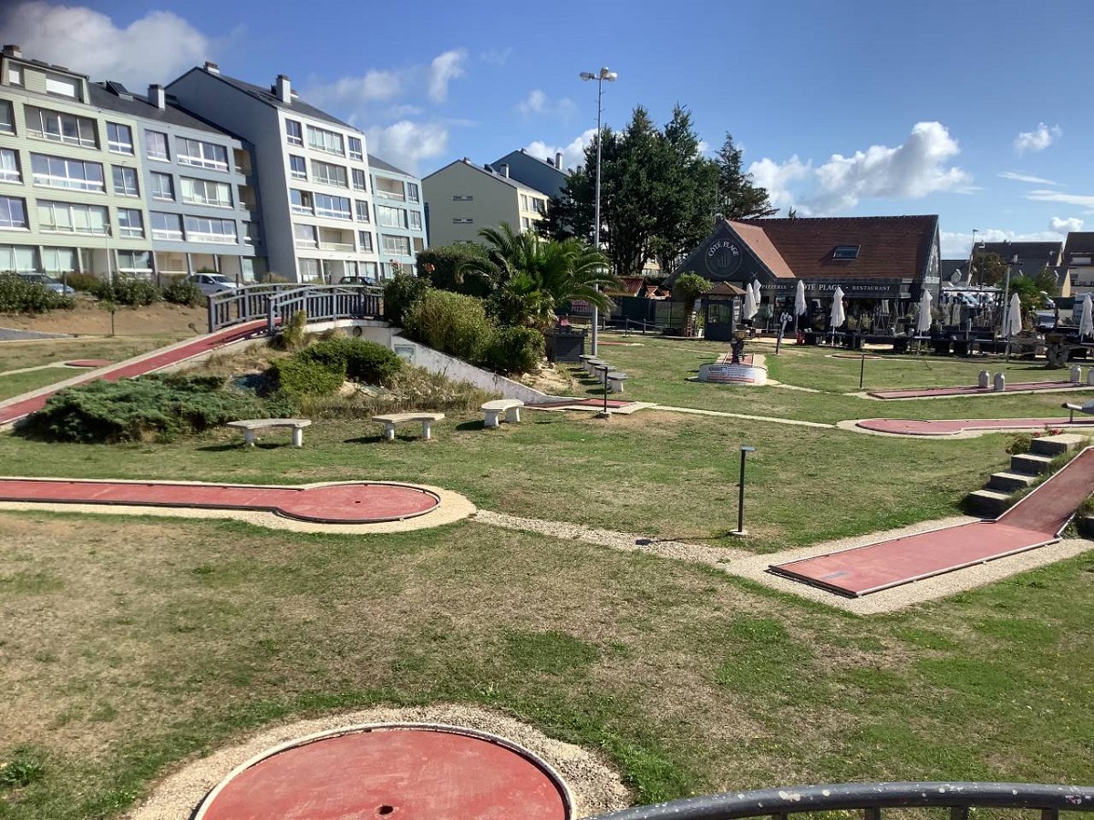 Jean-Pierre Thérèsevue-le-green-mini-golf-cote-plage-courseulles